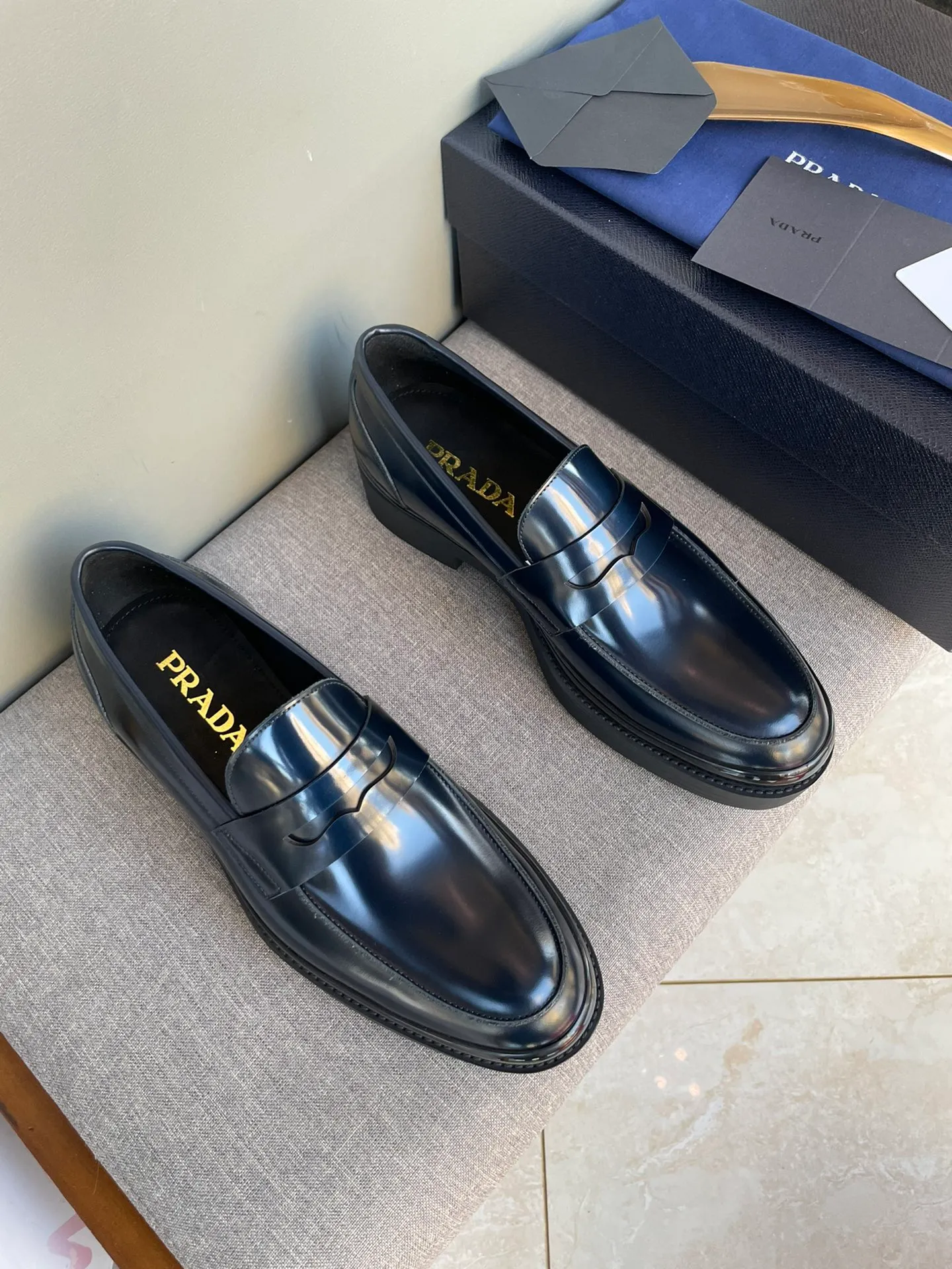 Men's shoes 💰860 💰Best recommendation✨PRADA Prada top purchasing quality imported upper with color-brushed edge beads carved toe design cowhide lining private molded TPU outsole non-slip, wear-resistant and elastic fashionable and versatile burgundy black blue 39-44 in stock (38, 45 customized for replacement, return and exchange)